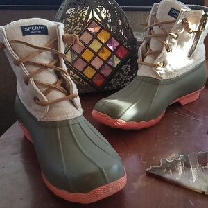 Ladies size 8 Sperry duck boots. Gray, beige and pink.